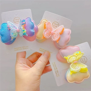 Vue détaillée de trois pinces à cheveux papillon pailletées avec broderie 3D sur cartes