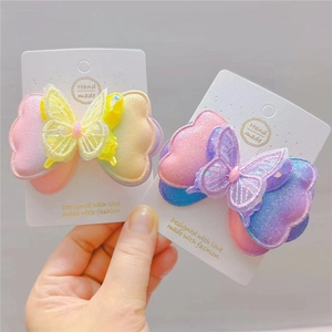Vue détaillée de pinces à cheveux papillon brodées à la main avec perles décoratives