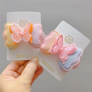 Vue détaillée de pinces à cheveux brodées papillon et nuage pailleté dégradé coloré