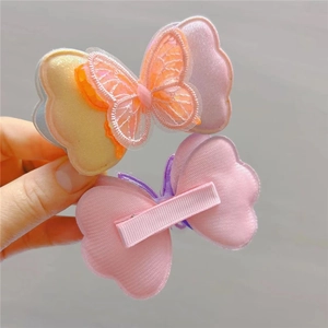 Détail de barrettes papillon avec broderie en dentelle rose et nœuds en tissu doux
