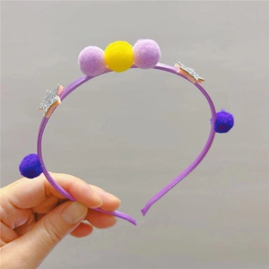 Détail du serre-tête étoile violette avec pompons colorés pour accessoires cheveux