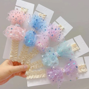 Detailaufnahme von Baby-Stirnbändern mit Netzschleifen, Regenbogensternen und Spitze
