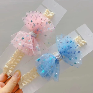 Detail von Baby-Spitzenstirnbändern mit Netzschleifen, Pailletten und Perlen in Rosa und Blau