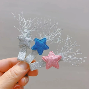 Détail de trois pinces à cheveux étoiles pailletées avec ruban mesh pour filles