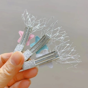 Détail de barrettes à cheveux en tissu étoile avec filet argenté et base métallique