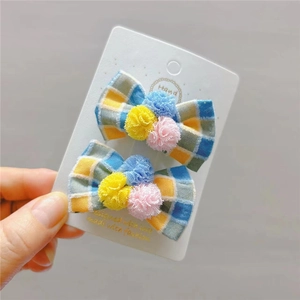 Set di due fermagli per capelli a quadretti con pompon colorati per bambine