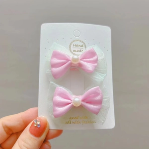 Barrettes à nœud en satin rose pour filles avec tulle blanc et perle sur carte