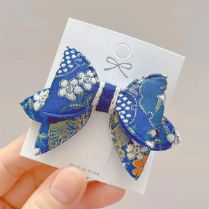 Fermaglio per capelli etnico blu con ricamo floreale per bambina e motivi tradizionali