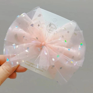 Fermaglio a fiocco in tulle rosa con paillettes iridescenti per bambine fatto a mano