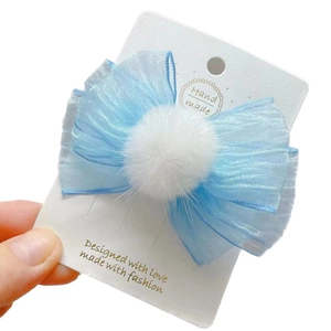 Pinza para el pelo con lazo de tul azul y pompón de piel sintética blanca para niñas