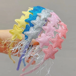 Détail de serre-têtes étoiles colorés avec paillettes et longues franges en fil brillant