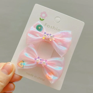 Barrettes à cheveux en organza rose avec fleurs et perles sur carte de vente