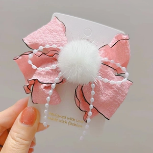 Fermaglio per capelli con fiocco rosa, pompon bianco e nappine di perle per bambine