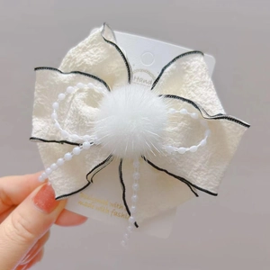 Fermaglio per capelli con fiocco crema, pompon di pelliccia e perle pendenti per bimba