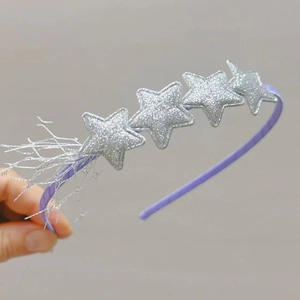 Détail d'un serre-tête violet avec étoiles pailletées argentées et franges scintillantes