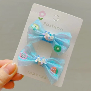Lot de deux barrettes à nœuds en résille bleue avec perles et fruits pour filles
