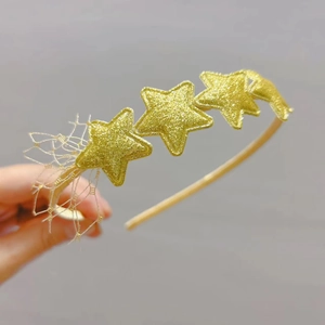 Détail d'un serre-tête doré avec étoiles pailletées et décorations en dentelle