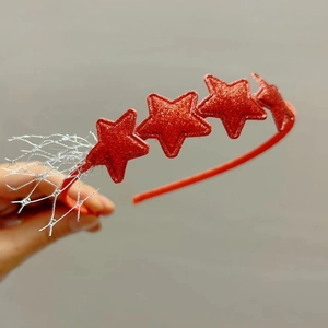 Détail d'un serre-tête rouge étoilé à paillettes avec des accents de maille argentée