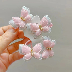 Set aus rosa und silbernen Glitzer-Schmetterlings-Haarspangen und Haargummis