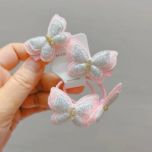 Detailansicht der Glitzer-Schmetterling-Haarklammern für Kinder mit funkelndem Strass