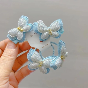 Haarschmuck-Set für Mädchen mit blau-weißen Glitzerschmetterlingen und Spangen