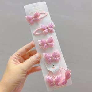 Detailansicht der fünfteiligen rosa Glitzer Schmetterling Haarspangen und Haargummi Set