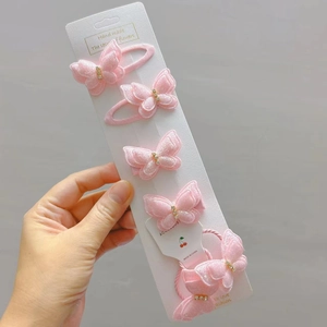 Detailierte Ansicht der rosa Glitzer-Schmetterlings-Haarspangen und des Haargummis