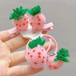 Details zu rosa gestrickten Erdbeer-Haarspangen und Haargummis für Kinder in der Hand