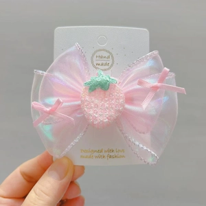 Détail du nœud en tulle rose avec fraise à paillettes et carte faite à la main