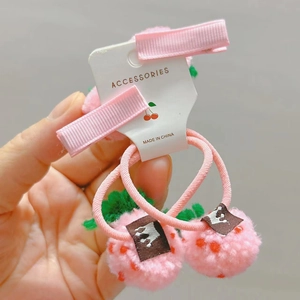 Detailaufnahme eines niedlichen rosa Erdbeere Haarklammer und Haargummi Sets