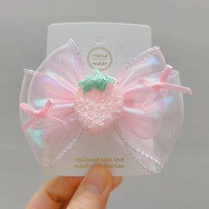 Barrette à nœud en organza rose pour filles avec motif fraise à paillettes et détails faits main
