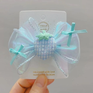 Pince à cheveux nœud en résille bleu clair avec fraise à paillettes sur carte