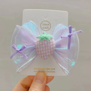 Barrette à cheveux avec nœud en organza rose, fraise à paillettes et bordure argentée
