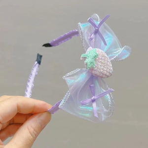 Détail du serre-tête en tulle violet avec fraise à paillettes et bords en dentelle