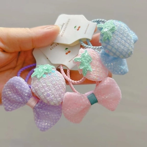 Détail de l'ensemble de chouchous pour filles avec fraises, nœuds et paillettes
