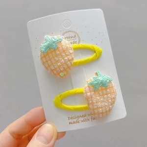 Détail des barrettes BB fraise jaune avec paillettes et revêtement en tissu fait main