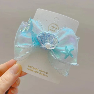 Barrette nœud en organza bleu clair thème océan avec coquillage, perle et sirène