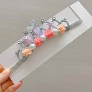 Detailansicht eines Mädchen Stirnbands mit Perlen, Muscheln und Meerjungfrauenschwanz