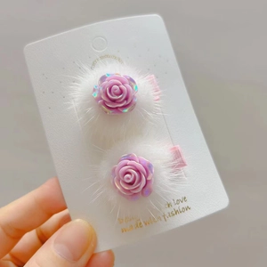 Barrettes à cheveux roses avec roses en résine, pompons en fausse fourrure et effet holographique