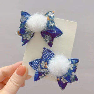 Chinesische Neujahr-Haarspangen mit blauen Jacquard-Schleifen und Plüschkugeln für Mädchen