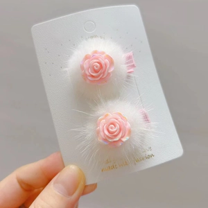 Douce pince à cheveux fleur de rose en résine et pompon blanc en fausse fourrure