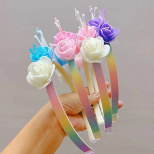 Detailansicht der Regenbogen-Haarreifen mit 3D-Rosen und glitzerndem Farbverlauf