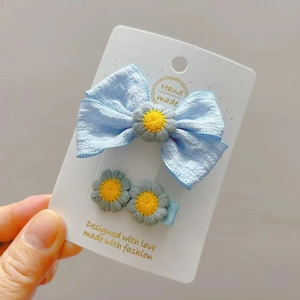 Set di fiocco in tessuto blu e fermagli per capelli con margherite ricamate