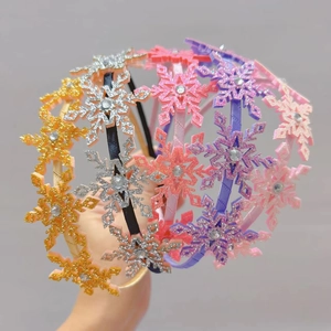 Vue détaillée de serre-têtes flocon de neige pailletés avec strass pour petites filles