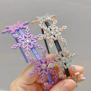 Détail de serre-têtes flocon de neige avec paillettes et strass pour les filles