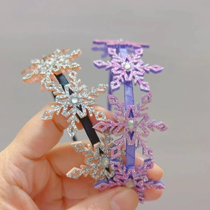 Détail de serre-têtes flocon de neige scintillants avec strass en noir et violet