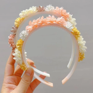 Détail d'un serre-tête floral avec dents antidérapantes et couches de pétales colorés