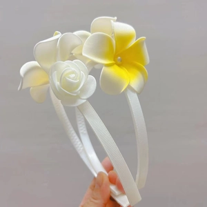 Vue détaillée du lot de 3 serre-têtes à fleurs avec rose en mousse EVA et fleurs de frangipanier