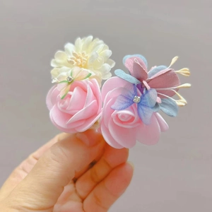 Close-up van hanfu haarklem voor kinderen met roze rozen en strass vlinder detail