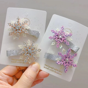 Détails des barrettes flocon de neige avec paillettes sur cartes de présentation